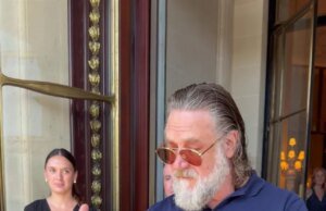 Russell Crowe responde depois de ser visto xingando fãs que queriam autógrafos