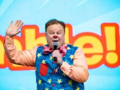 A lenda do CBeebies, Mr Tumble, está namorando uma co-estrela 21 anos mais nova