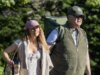 Mr Tumble, 55, visto com a namorada Samantha Dorrance, 34, pela primeira vez em um lodge