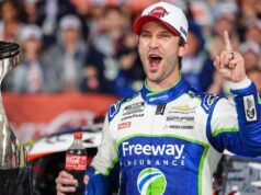 Daniel Suarez ganha Coca-Cola 600 encurtada pela chuva depois que NASCAR homenageia o falecido Kyle Busch