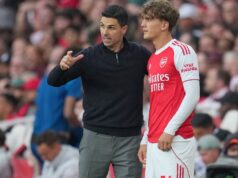 Dowman, do Arsenal, torna-se o jogador mais jovem a iniciar um jogo da Premier League