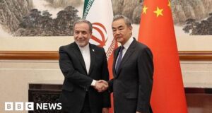 China pede que Estreito seja reaberto ‘o mais rápido possível’ nas negociações com o Irã