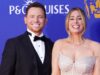 Stacey Solomon e Joe Swash comemoram a conquista do título do Arsenal em parada de ônibus