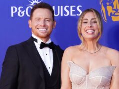 Stacey Solomon e Joe Swash comemoram a conquista do título do Arsenal em parada de ônibus
