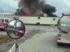 Um bombeiro morto e outras 10 pessoas feridas em incêndio e explosão em serraria