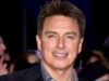 John Barrowman diz que ‘coração está despedaçado’ após morte da mãe