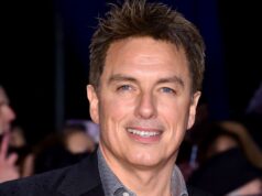 John Barrowman diz que ‘coração está despedaçado’ após morte da mãe
