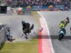 Piloto de MotoGP voa pelo ar em terrível acidente e sofre ferimentos graves