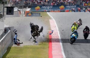 Piloto de MotoGP voa pelo ar em terrível acidente e sofre ferimentos graves