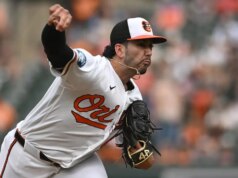 O arremessador do Orioles participa da revelação do gênero enquanto sai do monte após uma aparição de alívio
