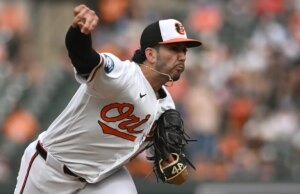 O arremessador do Orioles participa da revelação do gênero enquanto sai do monte após uma aparição de alívio