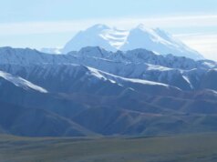 3 alpinistas mortos, 1 resgatado após queda enquanto escalava o pico mais alto da América