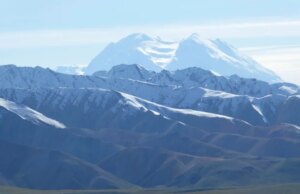3 alpinistas mortos, 1 resgatado após queda enquanto escalava o pico mais alto da América