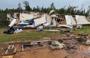 14 tornados relatados no Mississippi enquanto tempestades devastam casas e cortam energia