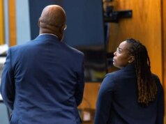 Diretor assistente "não fez nada" quando informado sobre uma criança de 6 anos com uma arma, diz o promotor
