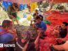 Sobreviventes da caverna do Laos ajudam no plano para encontrar os dois últimos homens desaparecidos
