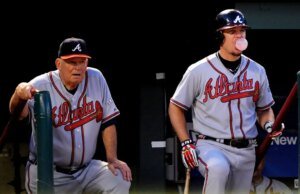 Chipper Jones chama Bobby Cox de ‘um segundo pai’ em homenagem emocionante após a morte do gerente do Corridor da Fama