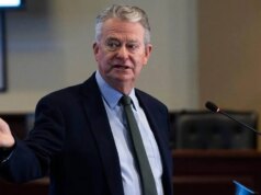 Democratas de Idaho escolhem proprietário de pequena empresa em uma corrida difícil contra o atual governador do Partido Republicano