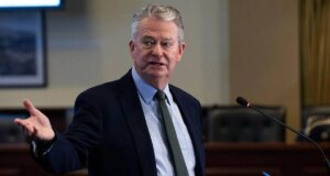 Democratas de Idaho escolhem proprietário de pequena empresa em uma corrida difícil contra o atual governador do Partido Republicano