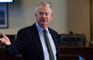 Democratas de Idaho escolhem proprietário de pequena empresa em uma corrida difícil contra o atual governador do Partido Republicano
