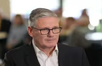 Keir Starmer promete aproximar o Reino Unido e a UE em meio a apelos de saída