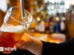 Imposto sobre a gasolina: como a cerveja alimentou um debate sobre os gigantes da energia da Austrália