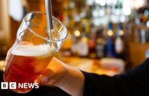 Imposto sobre a gasolina: como a cerveja alimentou um debate sobre os gigantes da energia da Austrália