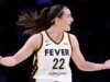 Caitlin Clark comete falta técnica após interação tensa com o árbitro na vitória do Fever sobre Sparks