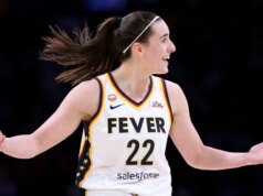 Caitlin Clark comete falta técnica após interação tensa com o árbitro na vitória do Fever sobre Sparks