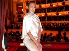 A modelo da Victoria’s Secret, Candice Swanepoel, fica apenas com a parte de baixo do maiô em um novo clipe sensual