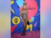 Carmen Electra canaliza seu passado na Playboy em fantasia de coelhinha com estampa de leopardo no tapete vermelho