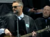 Eric Church compara pilares da vida às cordas de um violão em discurso de formatura viral