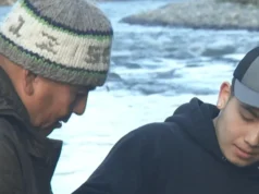 Os nativos americanos do noroeste do Pacífico preservam a tradição da pesca do salmão para as gerações futuras