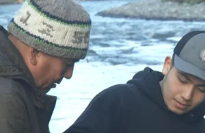 Os nativos americanos do noroeste do Pacífico preservam a tradição da pesca do salmão para as gerações futuras