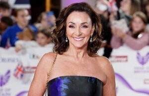 Shirley Ballas diz que viver com a mãe de 88 anos é “a coisa mais alegre”