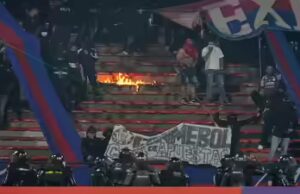 A partida da Liga dos Campeões da América do Sul foi interrompida menos de 2 minutos depois que torcedores começaram a queimar seções do estádio
