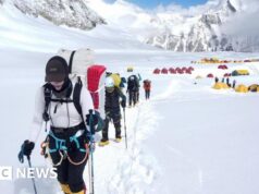 Alpinistas abrem caminho para o cume do Everest passando por um pedaço gigante de gelo