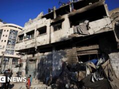 Hospitais da cidade de Gaza dizem que vários mortos em ataque, enquanto Israel tem como alvo os líderes do Hamas