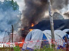 Multidão furiosa incendeia tendas de hospital de Ebola na República Democrática do Congo