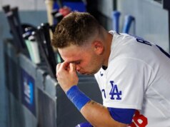 O apanhador dos Dodgers desconta a frustração em si mesmo ao bater com o bastão na própria cabeça após a eliminação