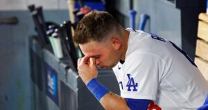 O apanhador dos Dodgers desconta a frustração em si mesmo ao bater com o bastão na própria cabeça após a eliminação