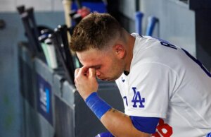 O apanhador dos Dodgers desconta a frustração em si mesmo ao bater com o bastão na própria cabeça após a eliminação