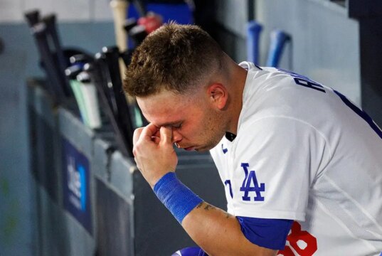 O apanhador dos Dodgers desconta a frustração em si mesmo ao bater com o bastão na própria cabeça após a eliminação