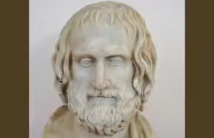 Citação do dia de Eurípides: “Pois de outras maneiras uma mulher está cheia de medo, indefesa, teme a visão do aço frio; mas, uma vez que ela…”