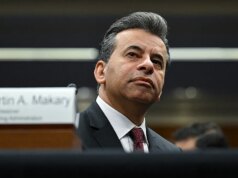 Chefe da FDA de Trump renuncia enquanto administrador escolhe próximo líder interino