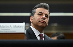 Chefe da FDA de Trump renuncia enquanto administrador escolhe próximo líder interino