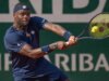 A americana Frances Tiafoe enfrenta adversário no Aberto da França durante vitória de retorno