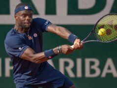 A americana Frances Tiafoe enfrenta adversário no Aberto da França durante vitória de retorno