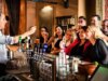 Os convidados do casamento devem dar gorjeta ao barman? Aqui está o que os especialistas em etiqueta dizem que você deve fazer