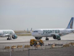 Pedestre atropelado por avião da Frontier partindo de Denver com destino a Los Angeles